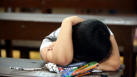 Bị mẹ kiểm tra điện thoại, bé gái 13 tuổi nhảy từ lầu 8 chung cư